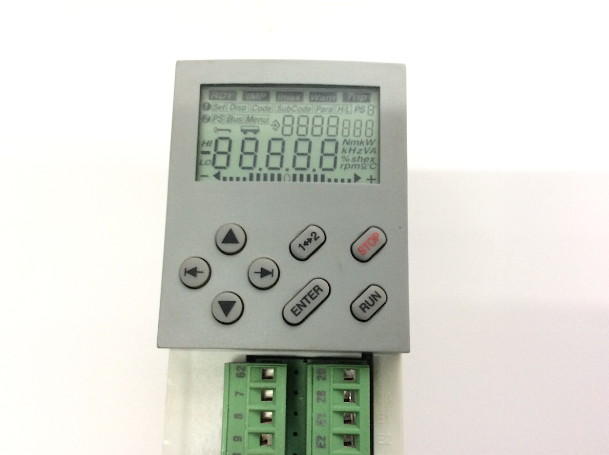 2x Lenze 33.8202_E 0-220/240V 4A Frequenzumrichter mit E82ZBC Bedienpanel